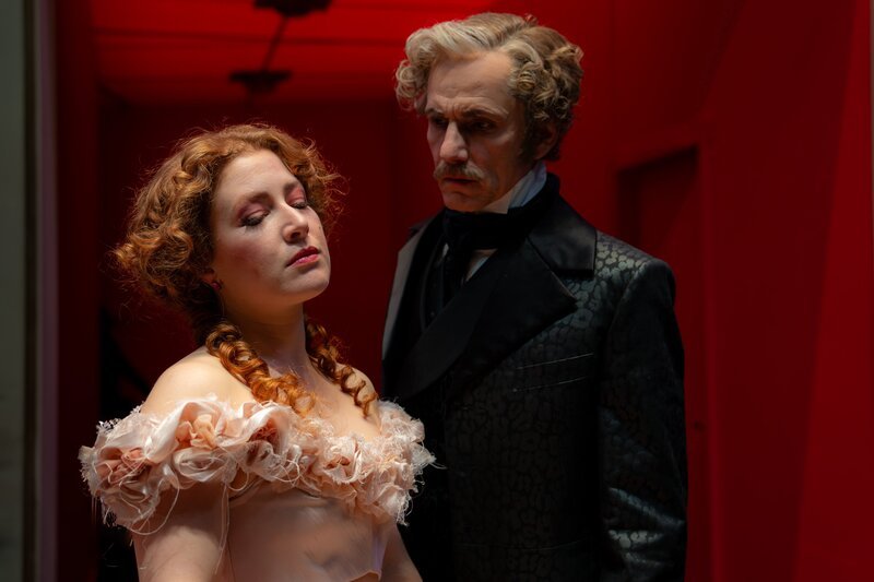 Mirjam Rast als Angelica (li.) und Markus Scheumann als Don Fabrizio (re.) in „Il Gattopardo“ am Schauspielhaus Zürich. – Bild: Krafft Angerer /​ ZDF