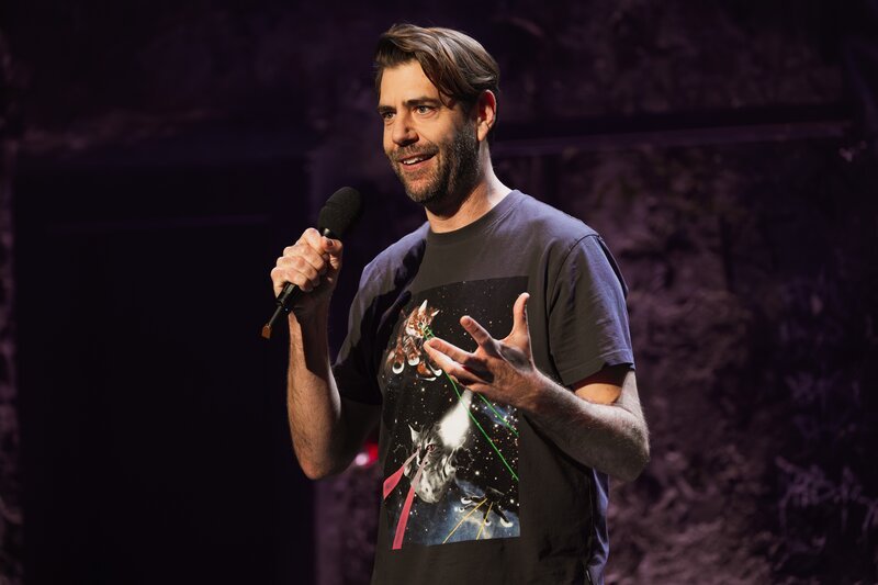 Freundliche Übernahme: Der Kabarettist Claus von Wagner moderiert eine Sendung lang die „Happy Hour“ – Bild: ZDF und Hannes Thun