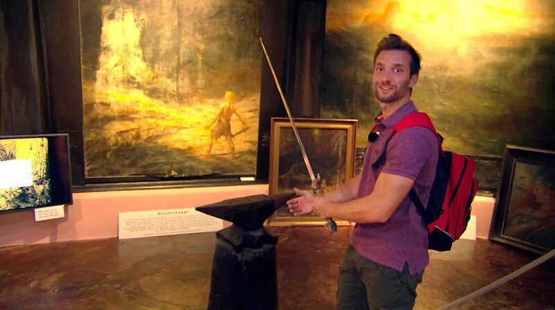 In der Niebelungenhalle unterhalb der Ruine Drachenfels findet Daniel Aßmann das Schwert, mit dem – laut Sage – Siegfried den Drachen erlegt hat. – Bild: WDR