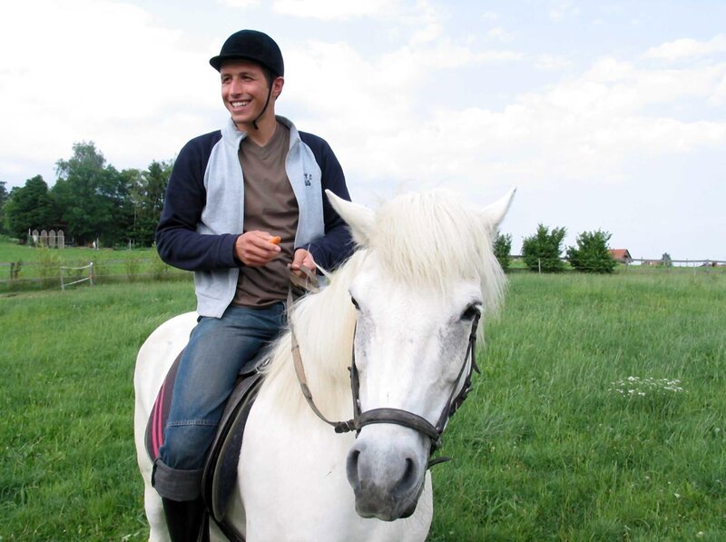 Willi Weitzel erfährt alles über die Arbeit auf einem Gestüt und bekommt eine Reitstunde auf einem Pony. – Bild: Bayerischer Rundfunk/​megaherz GmbH