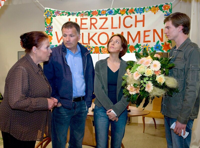MDR Fernsehen IN ALLER FREUNDSCHAFT FOLGE 410, „Wie Fremde“, am Freitag (25.10.13) um 11:45 Uhr. Pia Heilmann (Hendrikje Fitz, 2.v.re.) wird zu Hause willkommen geheißen. Charlotte (Ursula Karusseit, li.) und Jakob (Karsten Kühn, re.) haben gehofft, dass Pias Erinnerung in ihrer alten Umgebung wieder kommt. Auch Roland (Thomas Rühmann, 2.v.re.) weiß, dass sie alle Geduld haben müssen. – Bild: MDR/​Saxonia Media/​Krajewsky