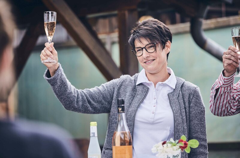 Die Gastgeberin: Karina Schwarzbauer. – Bild: BR/​megaherz gmbh/​Philipp Thurmaier