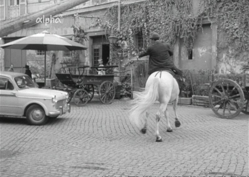 Wohin gehen die Römerinnen und Römer am Abend, wenn so gut wie keine Touristen mehr in der Stadt sind, weil es Winter geworden ist? Sie gehen zum Beispiel ins „Vecchia America“: Dort ist die Dekoration so, „wie ein Sohn der appeninischen Halbinsel das alte Amerika aus dem Kino gelernt hat.“ Filmautor peter Kottmann besucht aber auch einen Flohmarkt, geht in den Zirkus und trifft Caterina Valente, die beim italienischen Fernsehen gerade mehrere Shows produziert. – Bild: BR