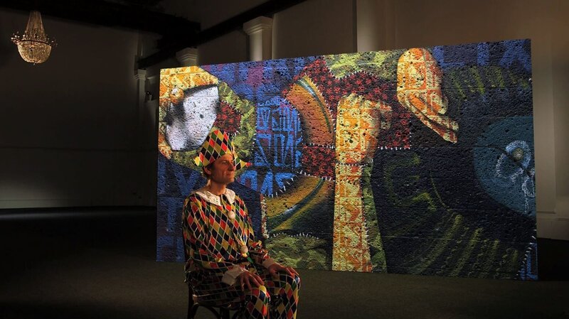 Die 6-teilige Reihe „Die Magie der Farben“ begibt sich auf eine Spurensuche durch die Geschichte der Farbenherstellung und -anwendung, zeigt ihre symbolischen Bedeutungen, erklärt Sprachwendungen und präsentiert sowohl wissenschaftliche als auch künstlerische Standpunkte. – Bild: BR/​Interaktion