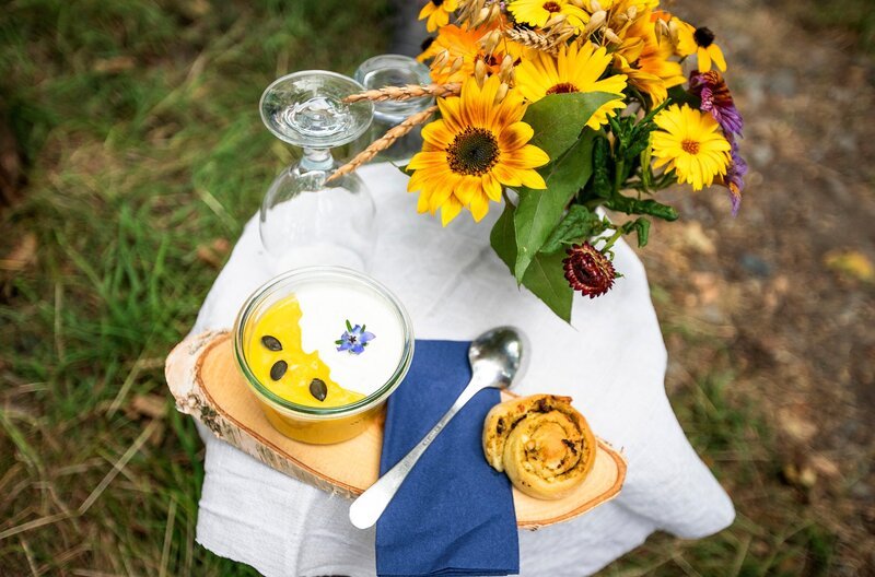 Der Gruß aus der Küche: Kürbissuppe mit Pestoschnecken. Weiteres Bildmaterial finden Sie unter www.br-foto.de. – Bild: BR/​megaherz gmbh/​Moritz Sonntag