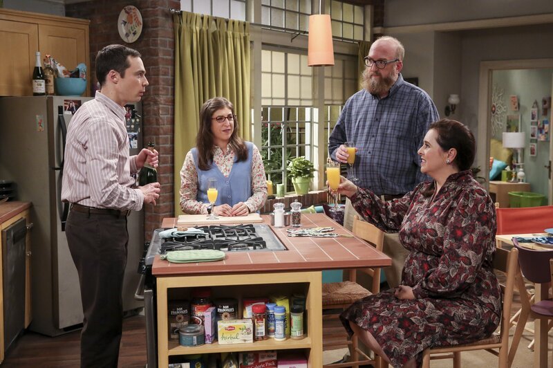 „The Big Bang Theory“, „Kick it like Baby.“ Als das Baby in Bernadettes Bauch erste deutliche Lebenszeichen von sich gibt, verfällt Howard in Panik. Schlagartig wird ihm klar, dass sein Kind bald auf die Welt kommen wird und die Wohnung immer noch nicht babysicher ist. Ohne sich mit Bernadette abzusprechen, geht er mit Raj auf Einkaufstour. Eine kleine Comic-Convention lädt Penny zu einer Autogrammstunde ein. Um sich als Gastgeber zu versuchen, veranstalten Amy und Sheldon derweil einen Probe-Brunch mit ein paar obskuren Bekannten. Im Bild (v.li.): Jim Parsons (Sheldon Cooper), Mayim Bialik (Amy Farrah Fowler), Brian Posehn (Bert), Michelle Arthur (Mrs. Petrescu). – Bild: HBOH