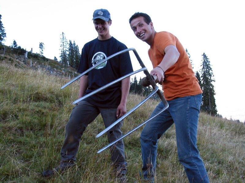 Willi Weitzel (rechts) auf der Ornach Alpe mit Peter beim Alpengolfen. So nennt er das Verteilen der Kuhfladen auf der Weide. – Bild: BR