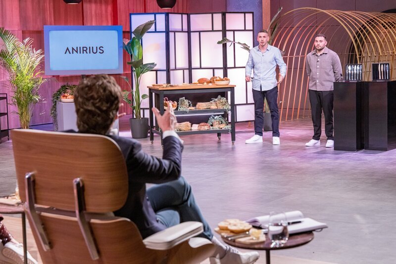 Marius Müller (l.) und Anil Kücük präsentieren den „Löwen“ das zweischneidige Messer Anirius. – Bild: RTL /​ Bernd-Michael Maurer /​ AZ 4 – Anirius