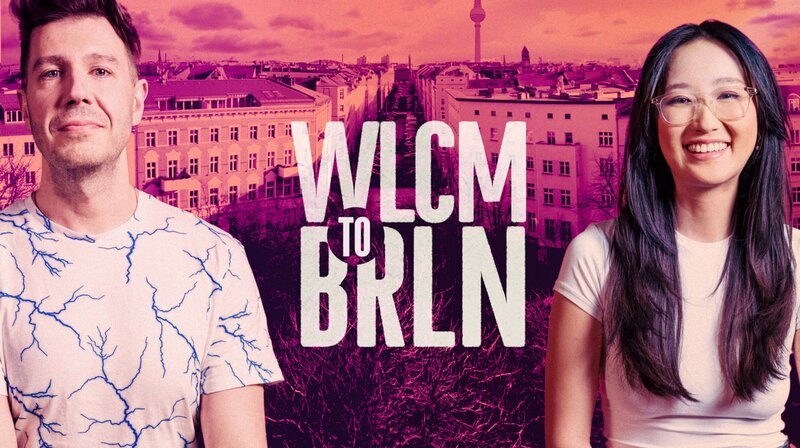 Berlin ist seit Jahren ein Magnet – gerade für junge Menschen. Die fünfteilige Doku-Serie begleitet sechs von ihnen beim Schritt in die Hauptstadt: Larissa ist Dorfkind aus Rheinland-Pfalz. In Berlin möchte sie erfolgreiche Stand-Up-Comedienne werden. Dem harten Hauptstadtpublikum stellt sie sich bei der Open-Stage im Comedy-Club Mad Monkey Room. – Keyvisual. – Bild: rbb /​ rbb Presse & Information