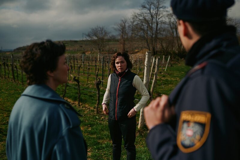 Marion Geyer (Regina Fritsch, l.) und Patrick Brandl (Thomas Prenn, r.) stellen Sandra Wolf (Verena Altenberger, M.) Fragen zu ihrem Mann. – Bild: FELIX VRATNY /​ ZDF