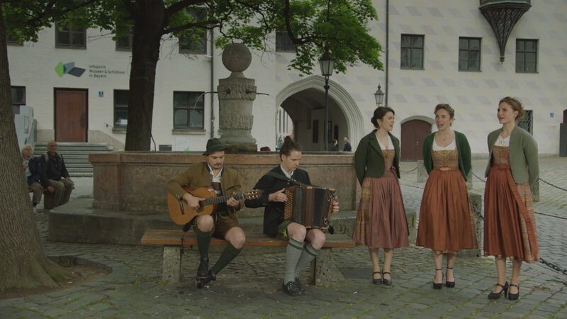 Der Oimbliahdreigsang im Alten Hof in München. – Bild: BR/​Moritz Kipphardt/​Volker Gabriel/​Daniel Delbeck/​Odwin von Wurmb