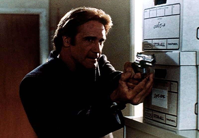 Steve (Barry Van Dyke) hat die Mörderin gestellt, muss sie aber äußerst vorsichtig entwaffnen, da sie eine exzellente Schützin ist. – Bild: Sat.1 Gold