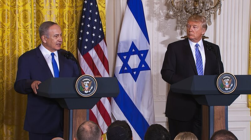 2018 überzeugt Benjamin Netanjahu US-Präsident Trump, aus dem Iran-Abkommen auszusteigen. – Bild: phoenix/​ZDF/​WGBH Educational Foundation