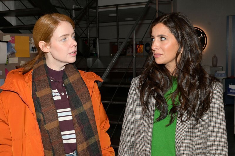 Laura (Chryssanthi Kavazi, r.) gerät beim Gespräch mit Toni (Olivia Marei) massiv unter Druck. – Bild: RTL