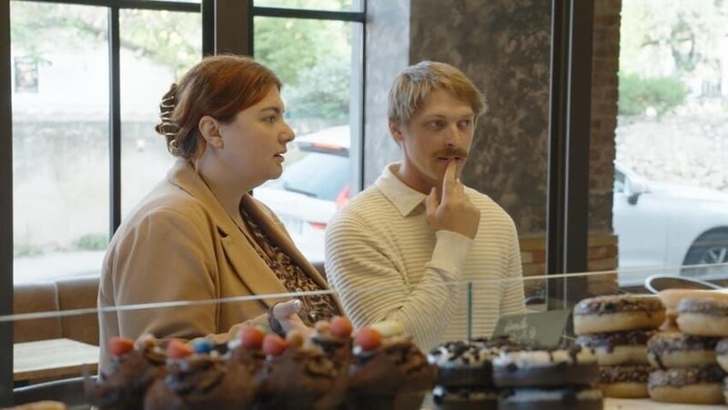 Anthony & Manon Berryman at a bakery buying baguettes. – Bild: Warner Bros. Discovery, Inc. or its subsidiaries and affiliates