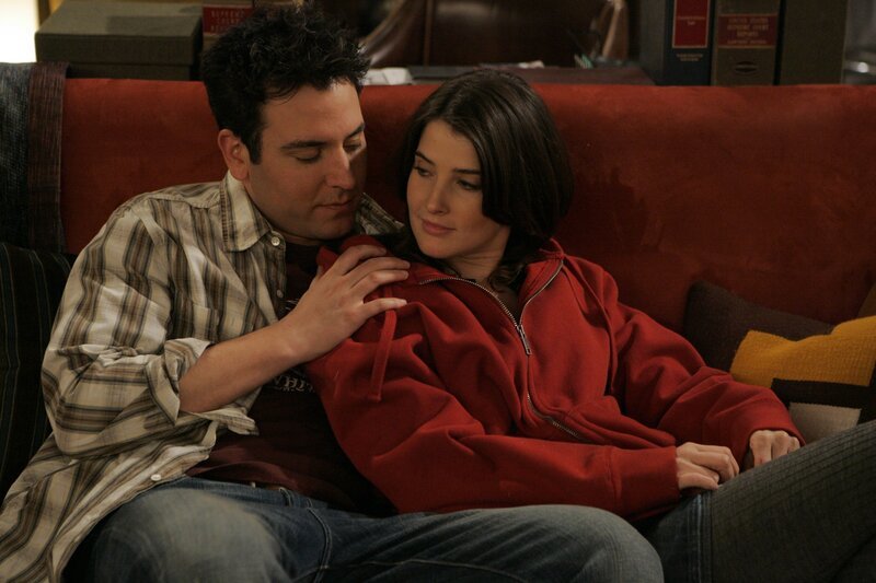 Ted (Josh Radnor, l.) und Robin (Cobie Smulders, r.) beschließen ab sofort nicht mehr so zu tun, als wäre das ihre erste Beziehung. Und dass man offen darüber reden kann, dass jeder der beiden bereits einige Freunde bzw. Freundinnen hatte. Was nicht ganz ohne Probleme verläuft … – Bild: 20th Century Fox International Television Lizenzbild frei