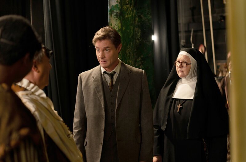 Sam Gillespie (Max Brown, li.), Sister Boniface (Lorna Watson, re.) – Bild: WDR/​Gary Moyes/​BBC Studios