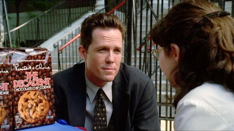 Detective Brian Cassidy (Dean Winters) unterhält sich mit einem Mädchen – Bild: RTL NITRO