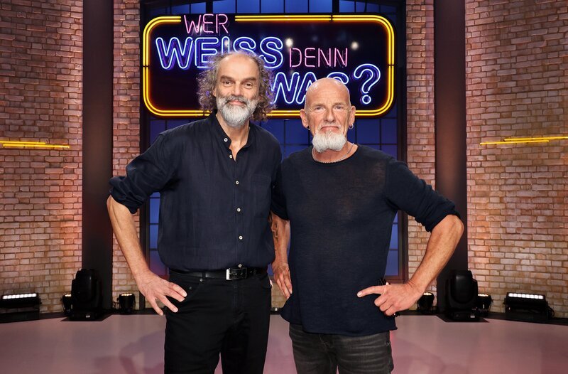 Treten bei „Wer weiß denn sowas?“ als Kandidaten an: Die beiden Musiker und Mitglieder der „Shanty Rock“-Band „Santiano“, Hans‑Timm Hinrichsen (l.) und Björn Both (r.). – Bild: ARD/​Morris Mac Matzen