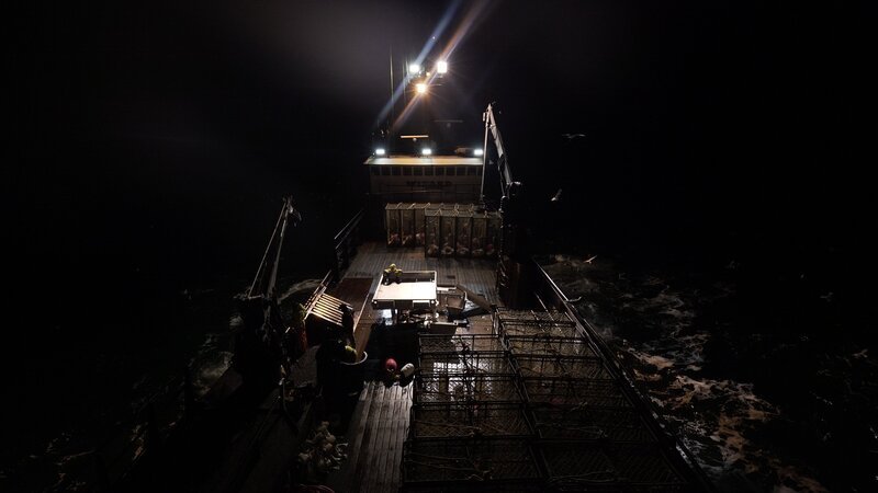 A bird’s eye view at the deck of the Wizard. – Bild: Discovery Channel /​ Discovery Communications