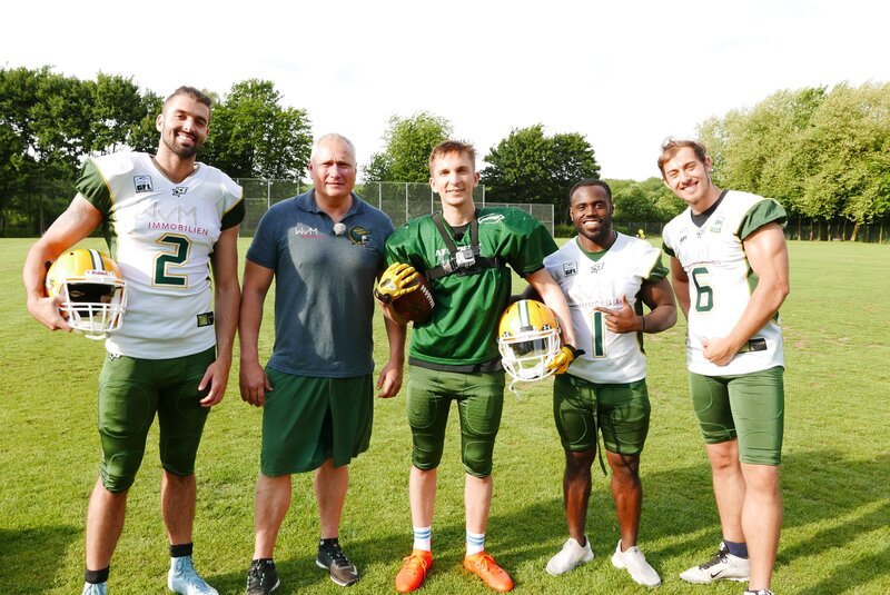 „pur+“ – Moderator Eric Mayer mit Spielern und Trainer der Cologne Crocodiles. – Bild: ZDF/​Sandra Palm