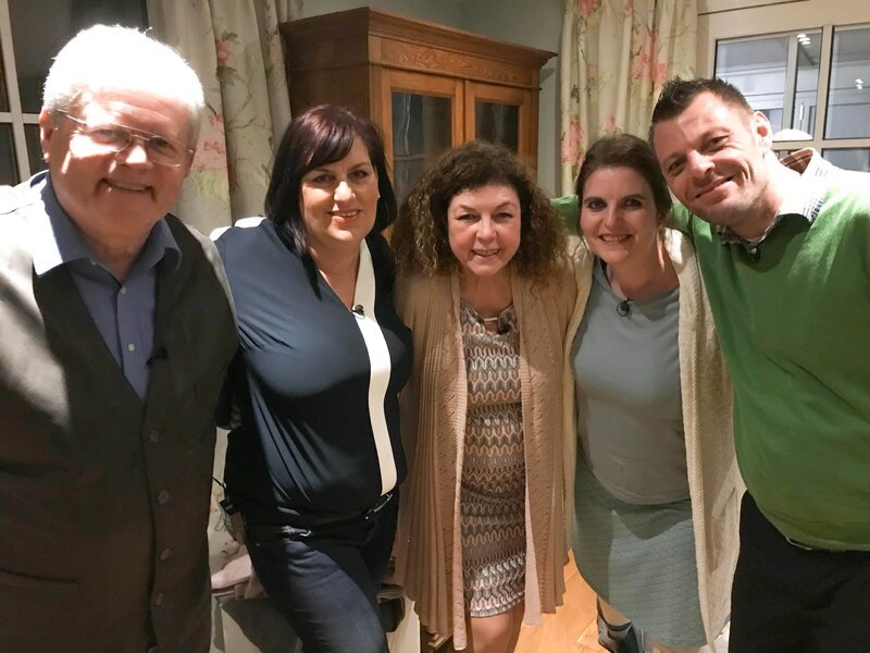 V.l.: Helmut, Petra, Gastgeberin Andrea, Jessy und Toffas – Bild: TVNOW /​ ITV Studios