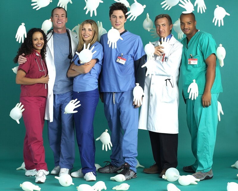 (v.li.): Carla Espinosa (Judy Reyes), Dr. Perry Cox (John C. McGinley), Elliott Reid (Sarah Chalke), John ‚J.D.‘ Dorian (Zach Braff), Dr. Bob Kelso (Ken Jenkins), Chris Turk (Donald Faison). – Bild: Turner
