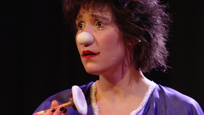 Clownin Lisa Bögli auf der Bühne im Kostüm. – Bild: SRF