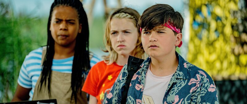 Noor (Maja Azila), Ella (Cécile Enthoven) und Sammy (Arthur Hermans) versuchen zu verstehen, was gerade passiert. – Bild: VRT/​Nico Surings