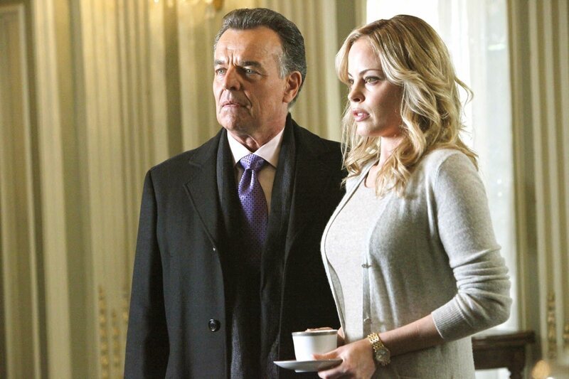 Bobby Fox (Ray Wise, l.) und Maggie Vega (Chandra West, r.) geraten in Verdacht, etwas mit dem Mord an Cano Vega zu tun zu haben … – Bild: PLURIMEDIA (ABC Studios)
