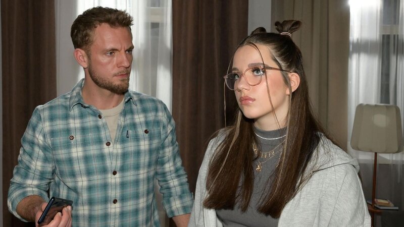 Pauls (Niklas Osterloh) pädagogischen Maßnahmen kommen bei Kate (Zoé Baillieu) nicht an. – Bild: RTL