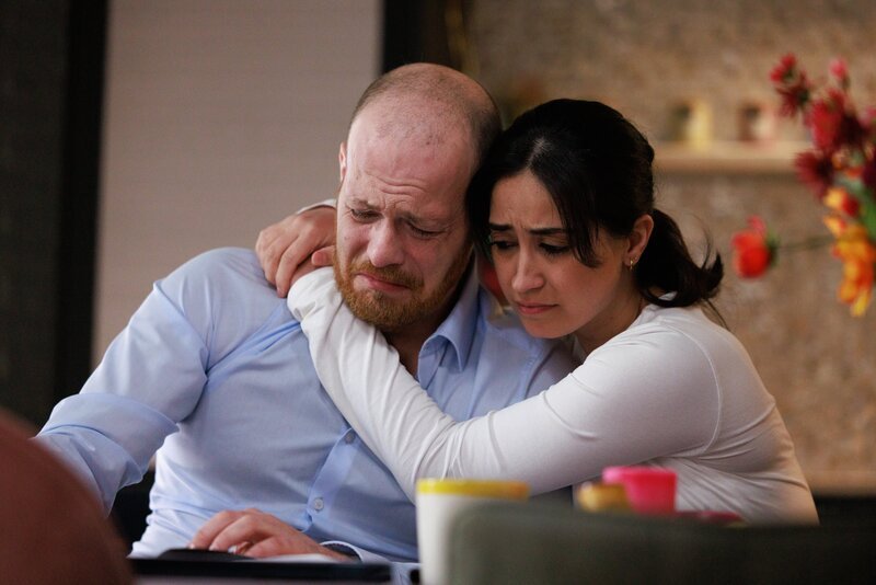 Als Tobias (Patrick Müller) von Viviens Worten überwältigt wird, ist Esma (Özge Delioglan) für ihn da. – Bild: RTL