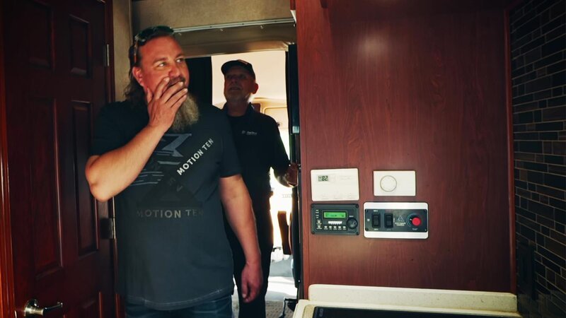 Marco Barkanowitz (l.) – Bild: Warner Bros. Discovery