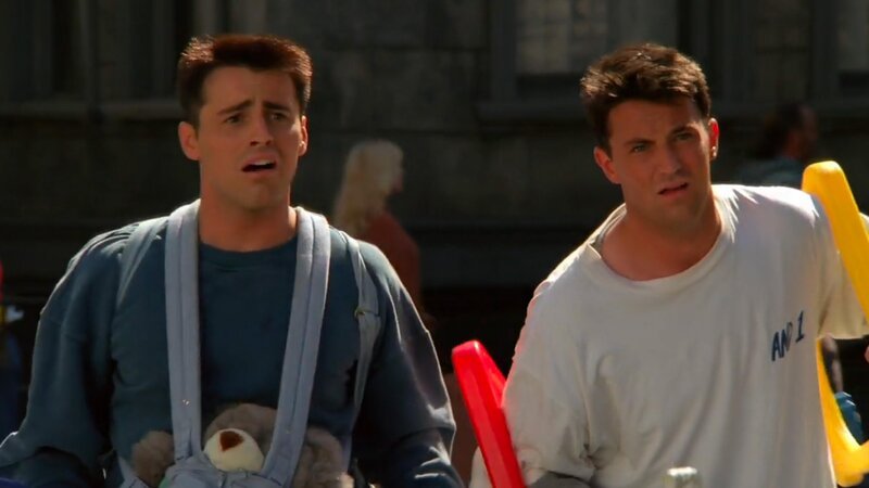 L-R: Joey Tribbiani (Matt LeBlanc), Chandler Bing (Matthew Perry) – Bild: MAX Hungary