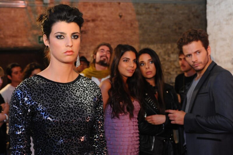 Carla (Sarah Mühlhause, l.) begreift, dass Bruno sie mit seiner Independent-Show geschlagen hat. Jasmin (Lilli Hollunder, 3.v.r.), Paloma (Maja Maneiro, 2.v.r.) und Enrique (Jacob Weigert, r.) sind gespannt auf die Reaktion. – Bild: SAT.1
