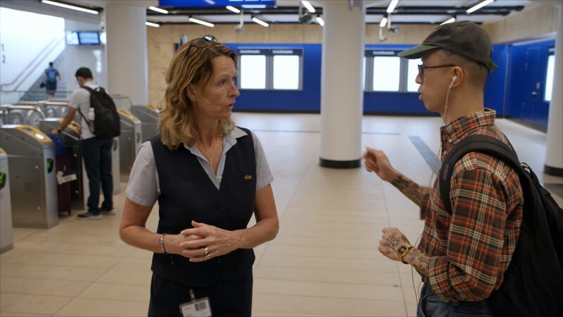 Alexandra assists a traveller who forgot to tap in with his travel card. – Bild: National Geographic