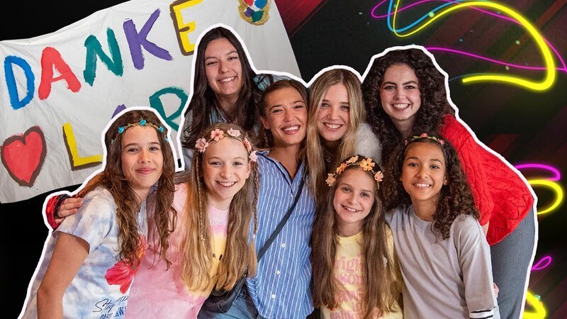 Die TanzAlarm-Kids haben als Dankeschön für Lara eine Party organisiert, zu der auch die ehemaligen TanzAlarm-Kids Kim, Annika und Leoni kommen. Von links: Kim, Lara, Leonie und Annika sowie die aktuellen TanzAlarm-Kids Sophia, Viktoria, Nika und Laura. – Bild: KiKA/​Mingamedia/​Franziska Rülke