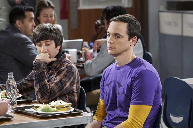 The Big Bang Theory – Die Verzögerungstaktik: Sheldon (Jim Parsons, r.) ist sichtlich geknickt und weint sich bei Kumpel Howard (Simon Helberg, l.) aus. – Bild: Warner Brothers