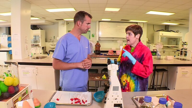Chris van Tulleken (Dr. Chris), Dr. Kelly Berube. – Bild: ORF/​Serious Kids