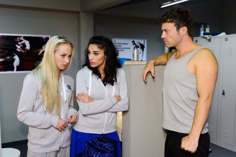 Als Ben (Jörg Rohde) mit einem emotionalen Appell versucht, Julia (Jenny Bach, l.) zur Vernunft zu bringen, gerät sie ausgerechnet vor Raquel (Yara Hassan) in Erklärungsnot. – Bild: Willi Weber Fotografie