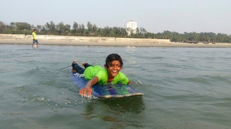 Fatema ist zehn Jahre alt und verbringt viele Stunden am Tag am Strand von Cox’s Bazar im Süden von Bangladesch. – Bild: Stefanie Appel