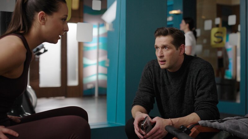 Deniz (Igor Dolgatschew) ist froh, als Charlotte „Charlie“ (Shaolyn Fernandez) einen versöhnlichen Schritt auf ihn zumacht. – Bild: RTL