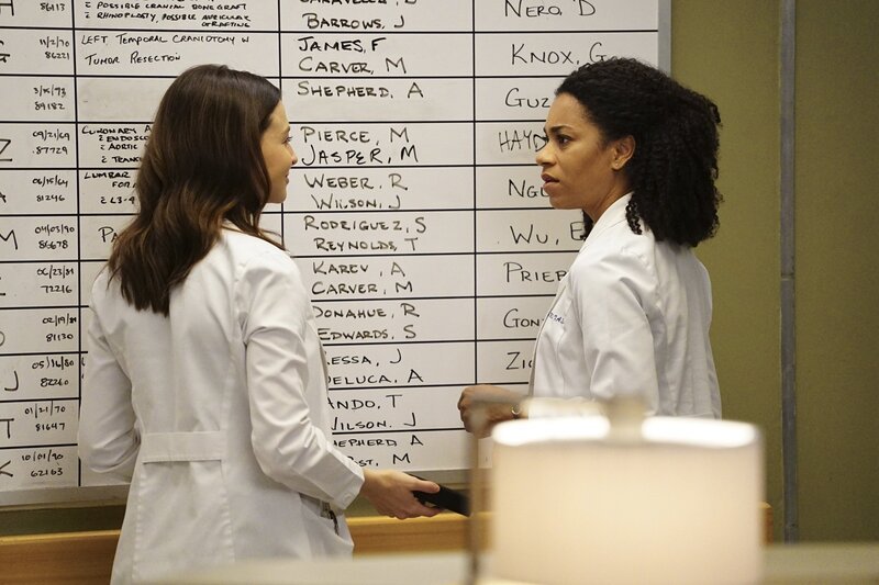 Ein Junge kommt ohne Begleitung und Hilfe suchend ins Krankenhaus. Alex und seine Kollegen geben alles, um ihm zu helfen: Amelia (Caterina Scorsone, l.) und Maggie (Kelly McCreary, r.) … – Bild: PLURIMEDIA (American Broadcasting Companies, Inc.)