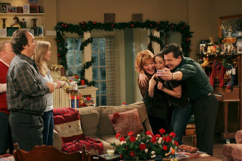 Maggie“ – When Cheryl and Dana’s mother, Maggie (Kathleen Noone), visits for the holidays, Jim and Cheryl compete with Ryan and Dana for her affection, on „According to Jim,“ TUESDAY, DECEMBER 13 (8:00⁠–⁠8:30 p.m., ET), on the ABC Television Network. (ABC/​MICHAEL ANSELL) LARRY JOE CAMPBELL, JIM BELUSHI, COURTNEY THORNE-SMITH, KATHLEEN NOONE, KIMBERLY WILLIAMS-PAISLEY, MITCH ROUSE – Bild: Disney /​ © 2013 The Walt Disney Company Germany