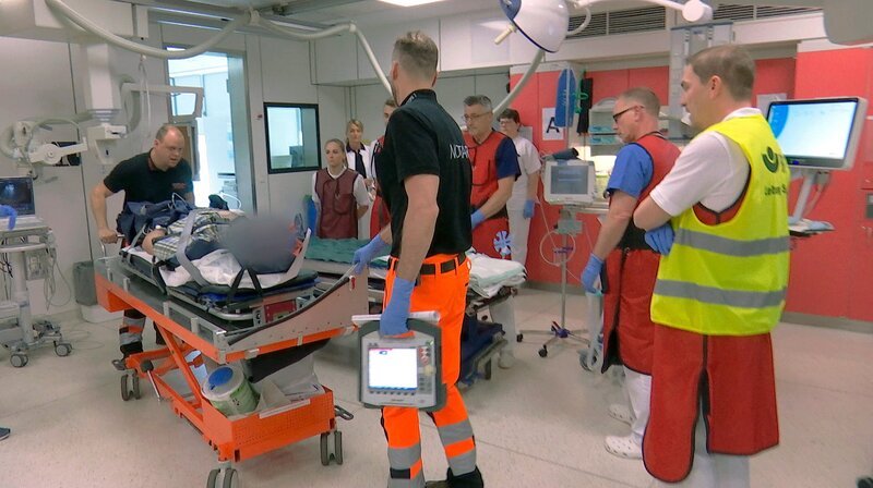 Schwerer Verkehrsunfall: Dr. Martin Simon Heinz (rechts) und sein Team im Schockraum der BGU Frankfurt kümmern sich um einen verletzten Patienten. – Bild: HR