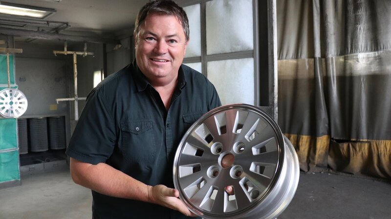 Process shoot – rims. Presenter Mike Brewer. – Bild: MotorTrend /​ Discovery Communications, LLC