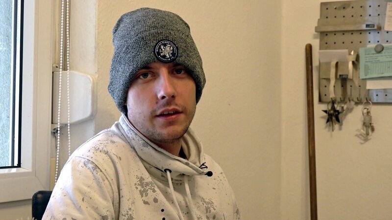 Pascal hat seit einiger Zeit gesundheitliche Probleme. Die machen nicht nur ihm selbst, sondern auch seinem Hausarzt und seiner Mutter Beate Sorgen. Deshalb steht eigentlich eine Untersuchung an, die der 24-Jährige aus Angst vor dem Ergebnis aber gern vermeiden würde. – Bild: RTLZWEI