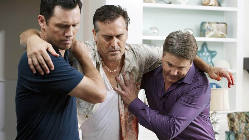 Nachdem Sam (Bruce Campbell, M.) beim letzten Fluchtversuch schwer verletzt wurde, gelingt es Michael (Jeffrey Donovan, l.) den zwielichtigen Arzt, Dr. Jed (Lochlyn Munro), ausfindig zu machen. Kann mit dessen Hilfe Sams Leben gerettet werden? – Bild: RTL /​ USA Network
