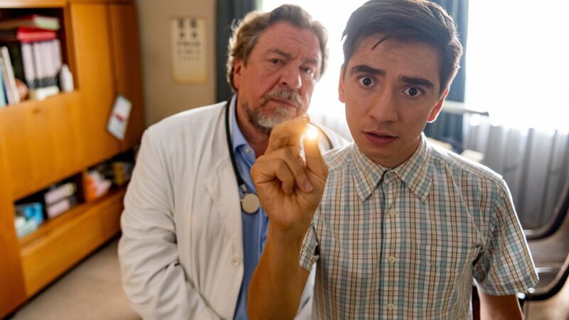 Toni (Ivo Kortlang), Dr. Schmieta (Armin Rohde, l.). – Bild: RTL /​ Martin Rottenkolber