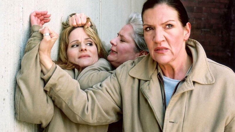 Walter (Katy Karrenbauer, re.) und Uschi (Barbara Freier, Mi.) nehmen Natascha (Susann Uplegger) in die Mangel, um etwas über Noras Tod zu erfahren. – Bild: TVNOW /​ Richard Hübner